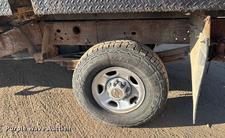 image for item ET4082 2002 Chevrolet Silverado 2500HD flatbed pickup truck