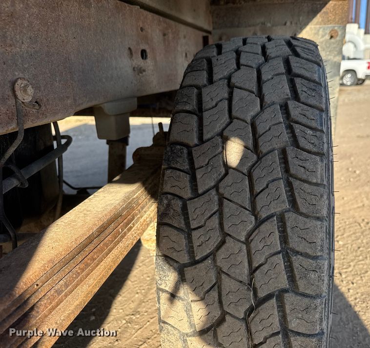 image for item ET4082 2002 Chevrolet Silverado 2500HD flatbed pickup truck