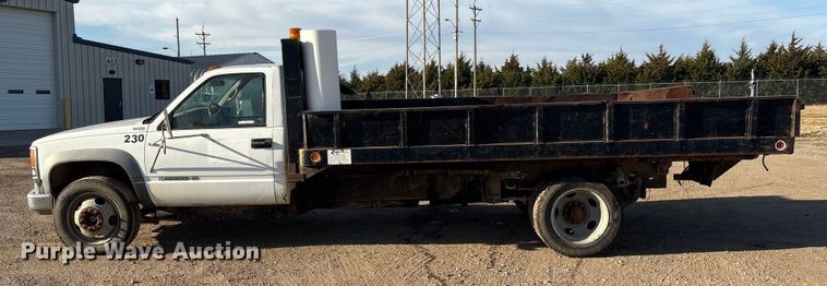 image for item ET4083 2002 Chevrolet Silverado 3500 dump bed pickup truck