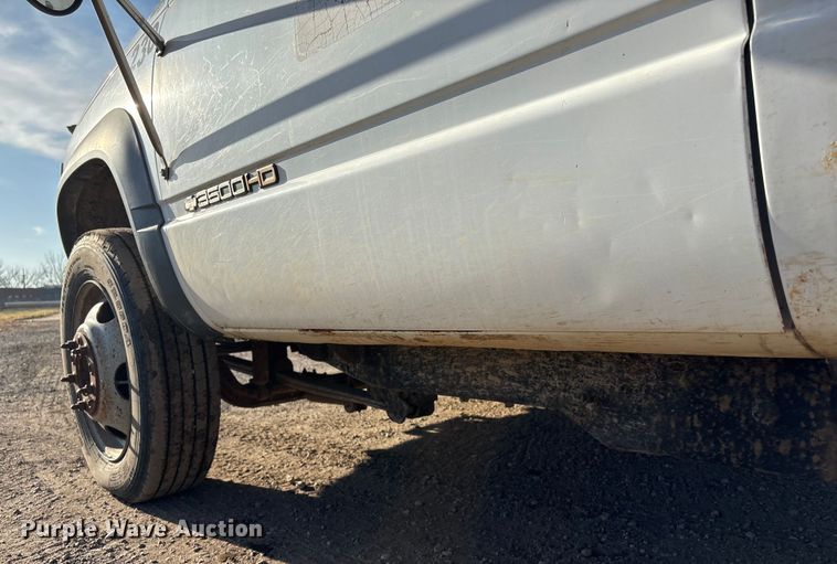 image for item ET4083 2002 Chevrolet Silverado 3500 dump bed pickup truck