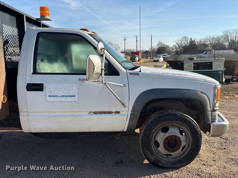 image for item ET4083 2002 Chevrolet Silverado 3500 dump bed pickup truck