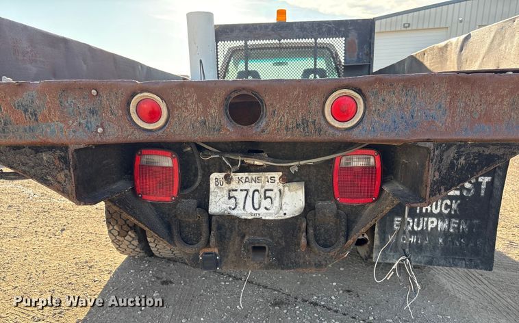 image for item ET4083 2002 Chevrolet Silverado 3500 dump bed pickup truck