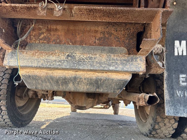 image for item ET4083 2002 Chevrolet Silverado 3500 dump bed pickup truck