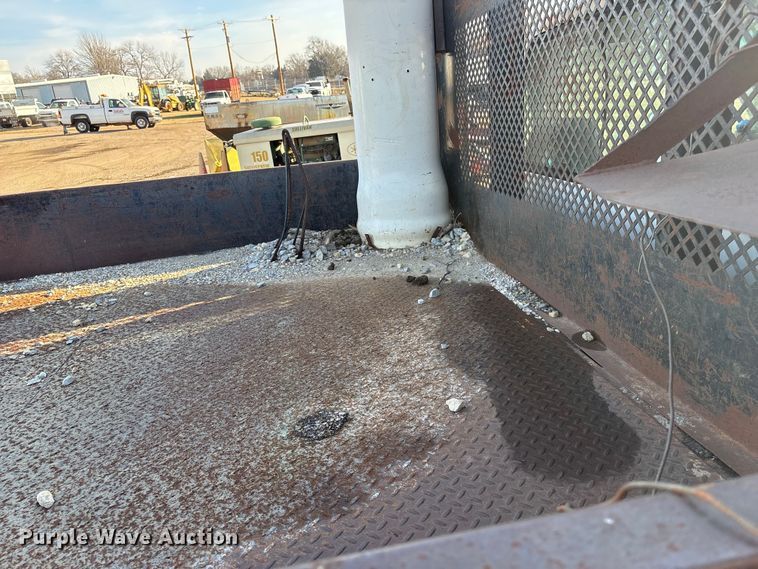 image for item ET4083 2002 Chevrolet Silverado 3500 dump bed pickup truck