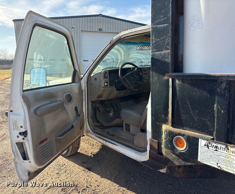 image for item ET4083 2002 Chevrolet Silverado 3500 dump bed pickup truck