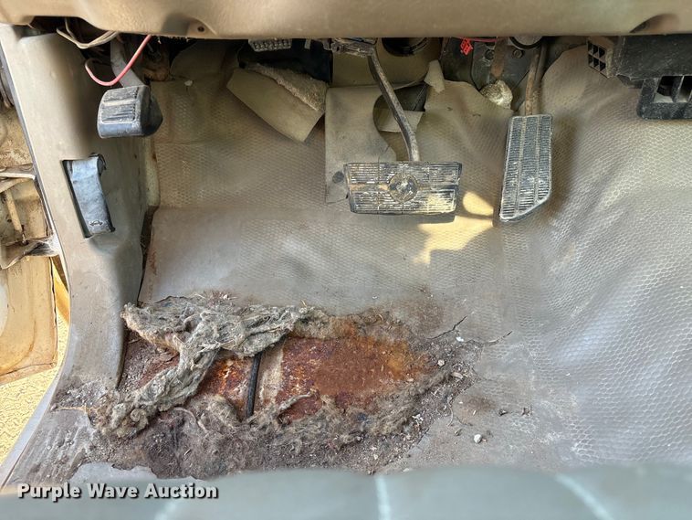 image for item ET4083 2002 Chevrolet Silverado 3500 dump bed pickup truck