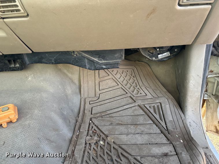 image for item ET4083 2002 Chevrolet Silverado 3500 dump bed pickup truck