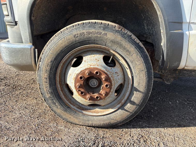 image for item ET4083 2002 Chevrolet Silverado 3500 dump bed pickup truck