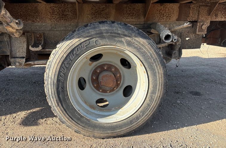 image for item ET4083 2002 Chevrolet Silverado 3500 dump bed pickup truck