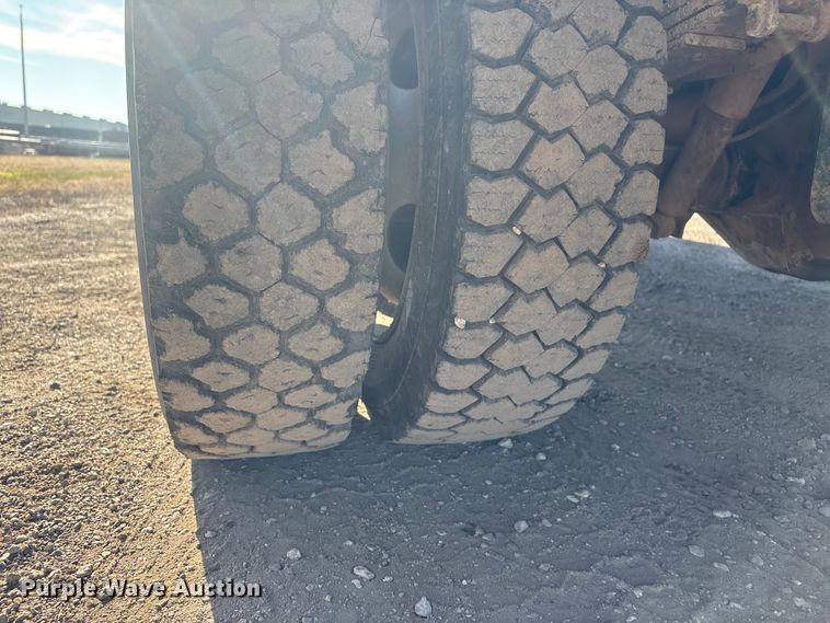 image for item ET4083 2002 Chevrolet Silverado 3500 dump bed pickup truck