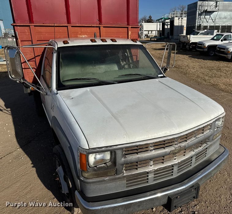 image for item ET4085 2000 Chevrolet C3500 chipper pickup truck