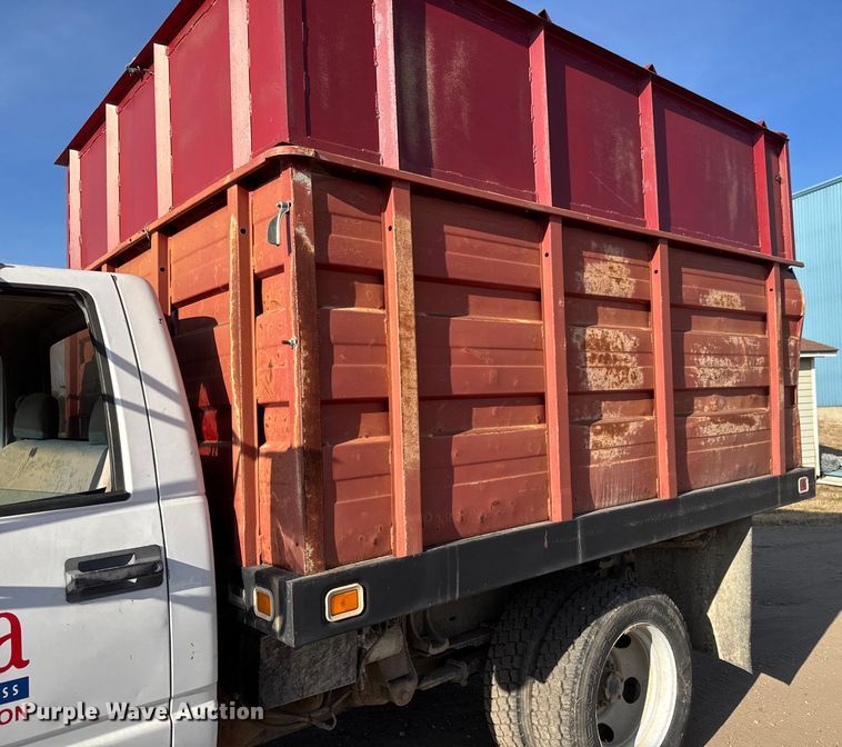 image for item ET4085 2000 Chevrolet C3500 chipper pickup truck