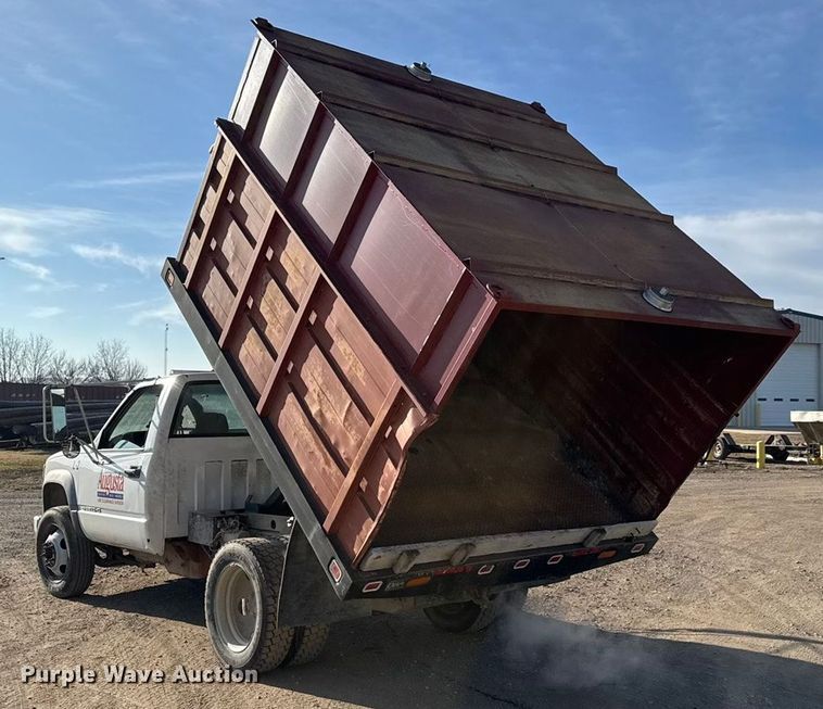 image for item ET4085 2000 Chevrolet C3500 chipper pickup truck