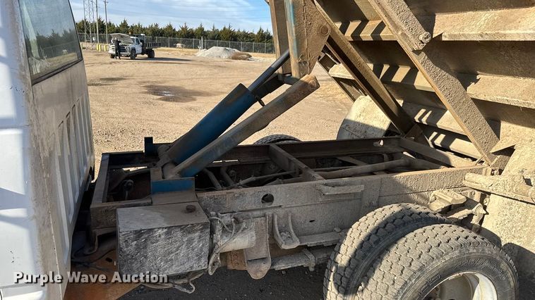 image for item ET4085 2000 Chevrolet C3500 chipper pickup truck