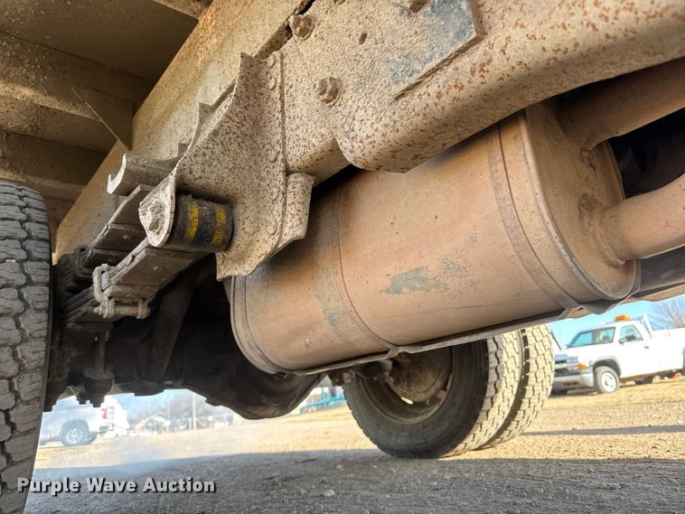 image for item ET4085 2000 Chevrolet C3500 chipper pickup truck