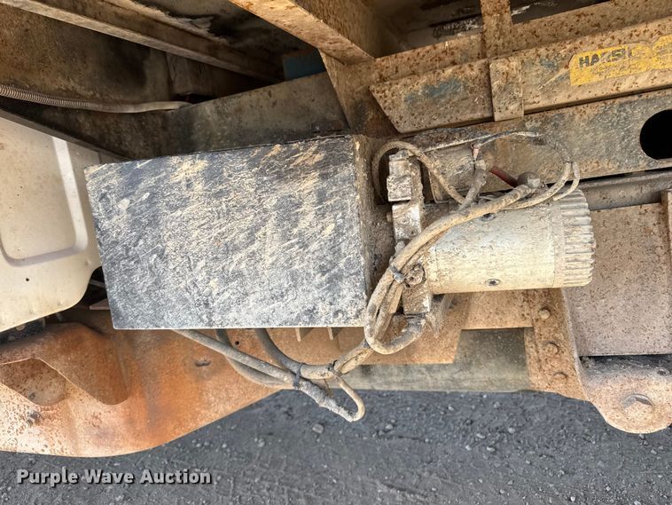 image for item ET4085 2000 Chevrolet C3500 chipper pickup truck