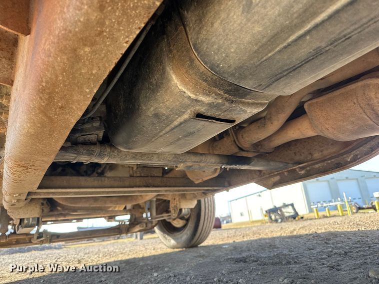 image for item ET4085 2000 Chevrolet C3500 chipper pickup truck