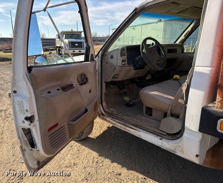 image for item ET4085 2000 Chevrolet C3500 chipper pickup truck