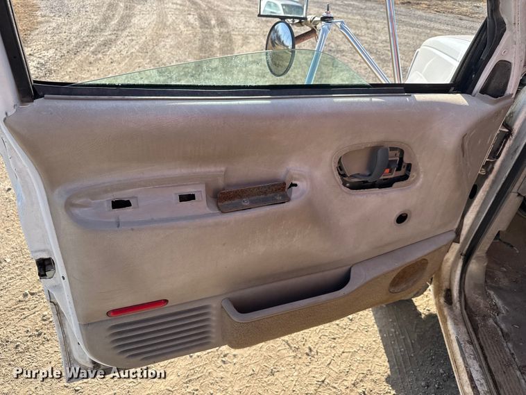 image for item ET4085 2000 Chevrolet C3500 chipper pickup truck