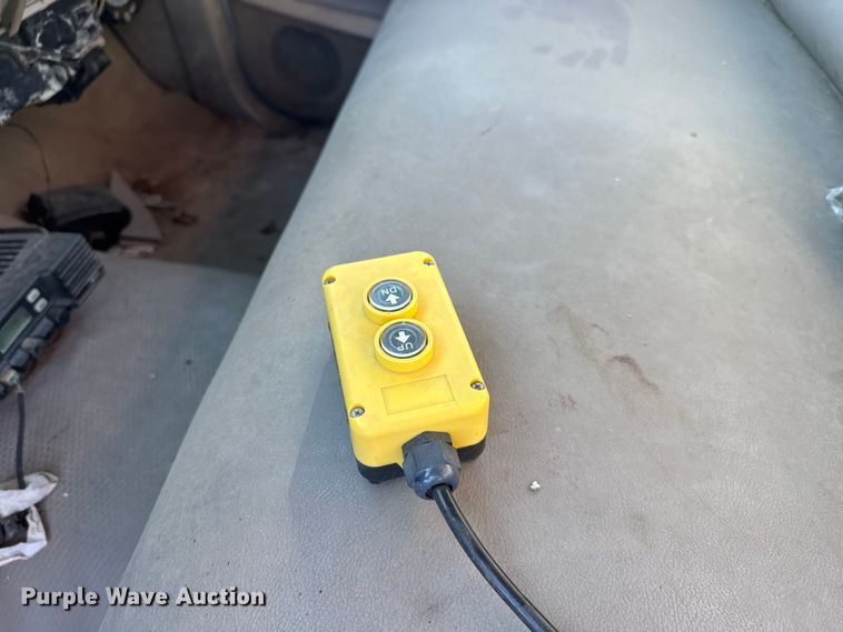 image for item ET4085 2000 Chevrolet C3500 chipper pickup truck