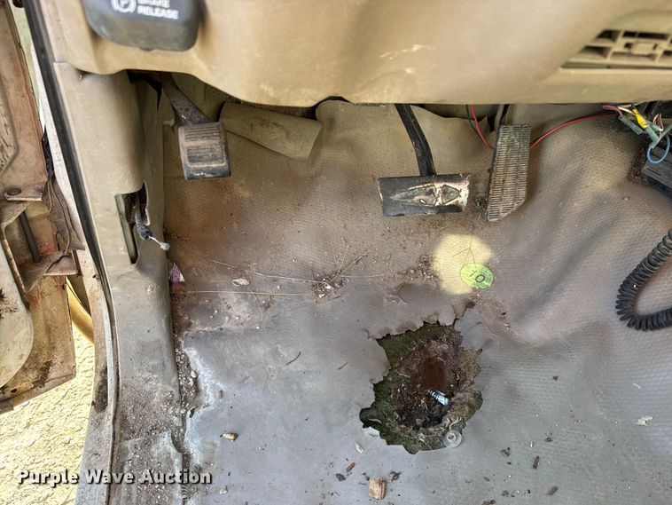 image for item ET4085 2000 Chevrolet C3500 chipper pickup truck