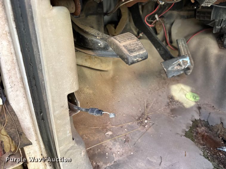 image for item ET4085 2000 Chevrolet C3500 chipper pickup truck