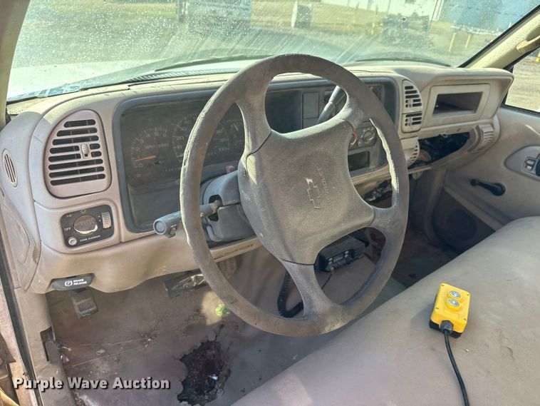 image for item ET4085 2000 Chevrolet C3500 chipper pickup truck