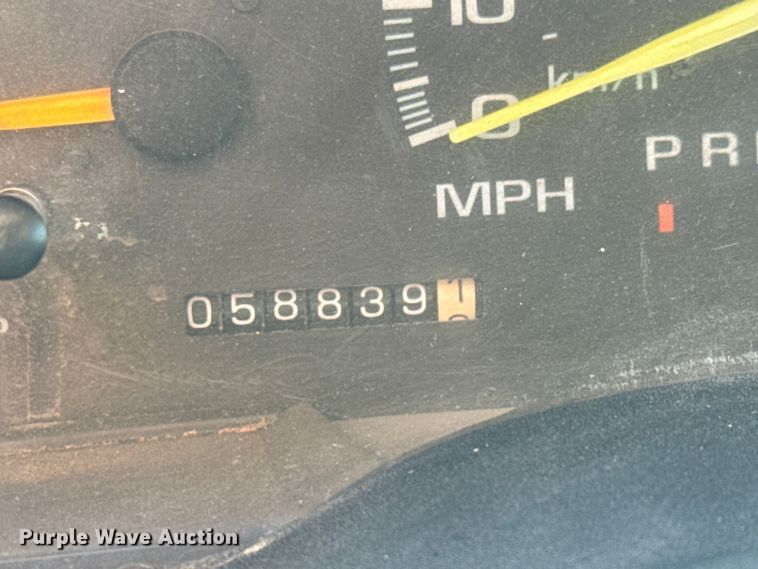 image for item ET4085 2000 Chevrolet C3500 chipper pickup truck