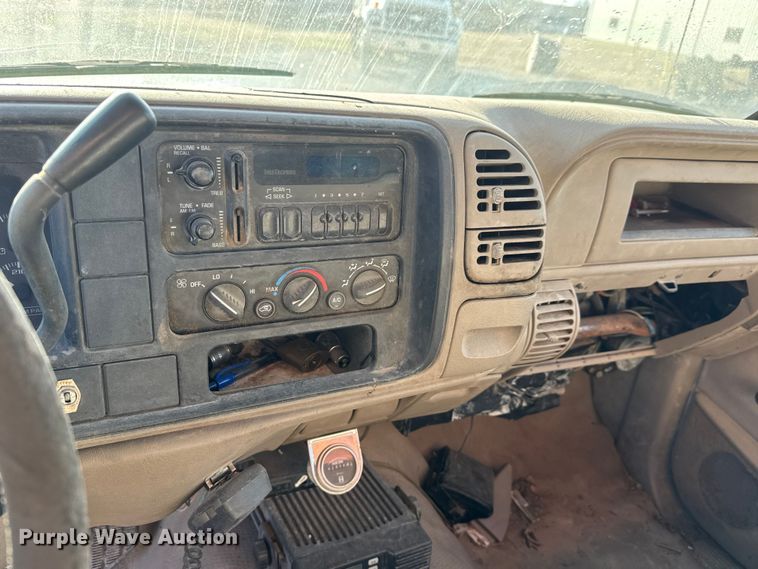 image for item ET4085 2000 Chevrolet C3500 chipper pickup truck