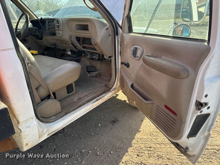 image for item ET4085 2000 Chevrolet C3500 chipper pickup truck