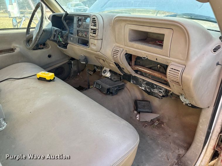 image for item ET4085 2000 Chevrolet C3500 chipper pickup truck