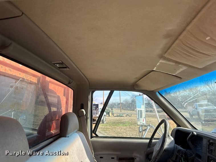 image for item ET4085 2000 Chevrolet C3500 chipper pickup truck