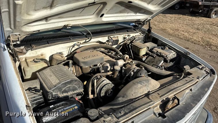 image for item ET4085 2000 Chevrolet C3500 chipper pickup truck