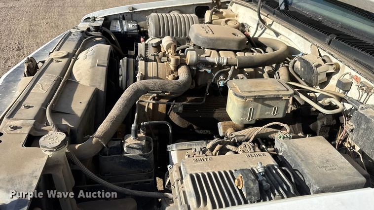 image for item ET4085 2000 Chevrolet C3500 chipper pickup truck