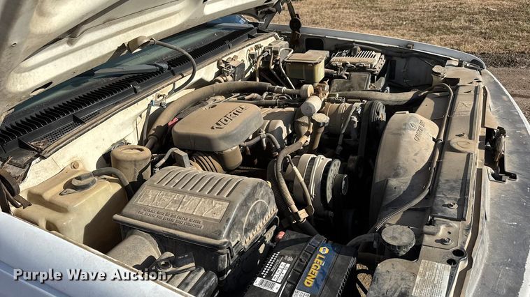 image for item ET4085 2000 Chevrolet C3500 chipper pickup truck