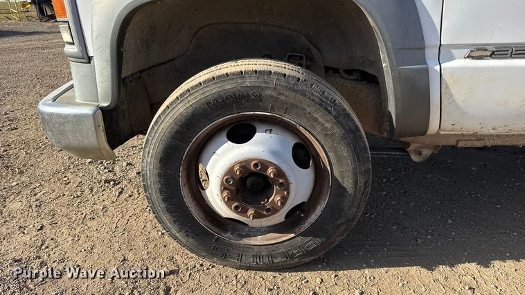 image for item ET4085 2000 Chevrolet C3500 chipper pickup truck