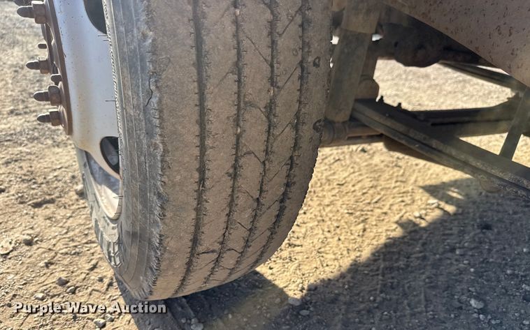 image for item ET4085 2000 Chevrolet C3500 chipper pickup truck