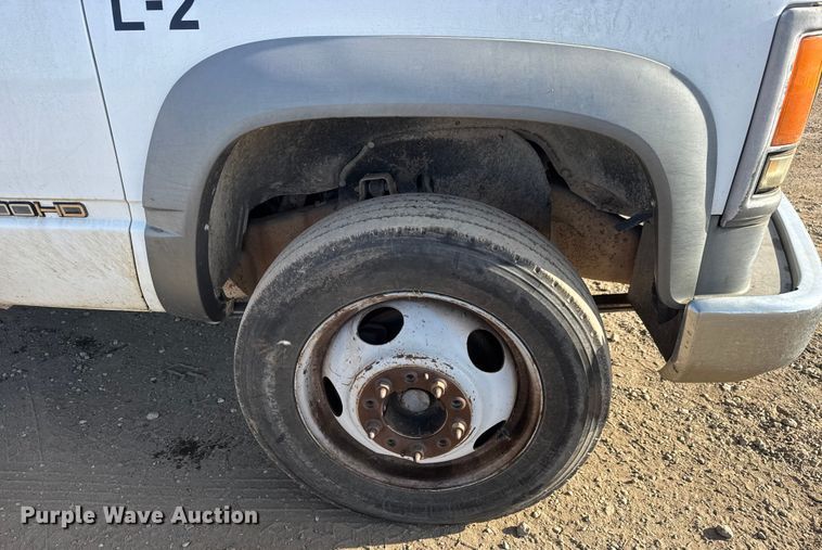 image for item ET4085 2000 Chevrolet C3500 chipper pickup truck