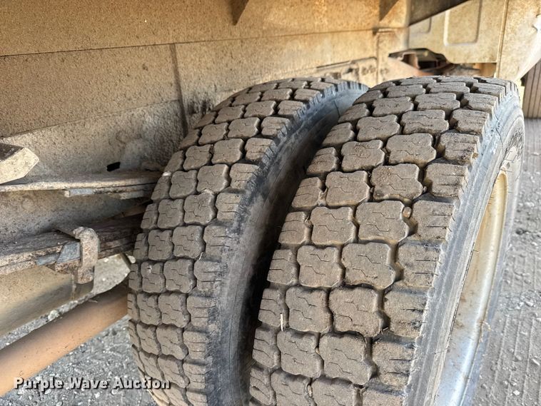 image for item ET4085 2000 Chevrolet C3500 chipper pickup truck