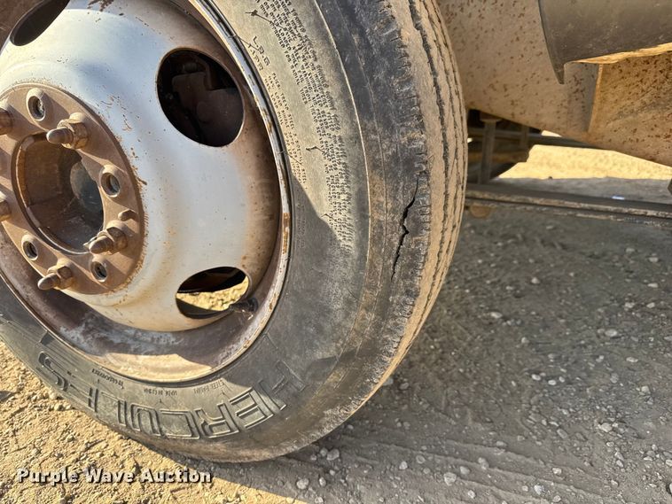 image for item ET4085 2000 Chevrolet C3500 chipper pickup truck