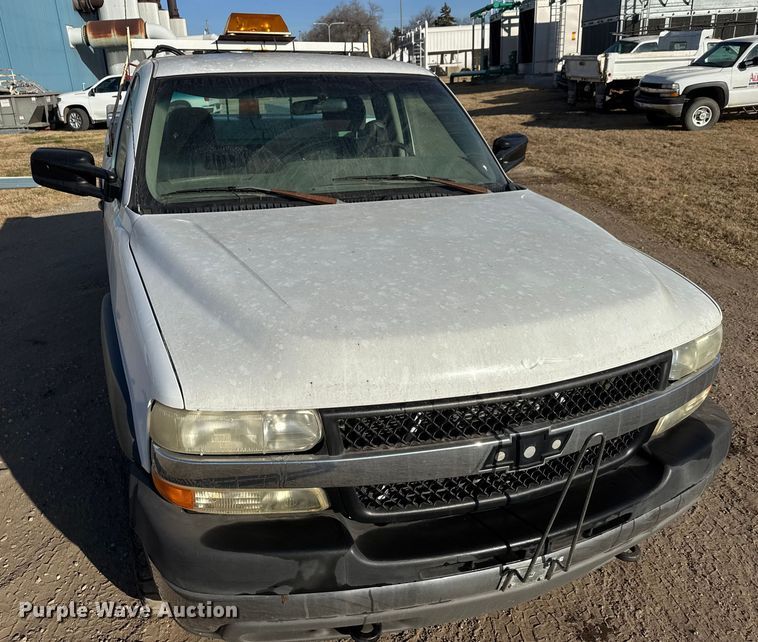 image for item ET4089 2002 Chevrolet Silverado 2500HD pickup truck