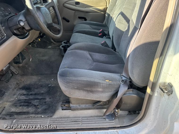 image for item ET4089 2002 Chevrolet Silverado 2500HD pickup truck