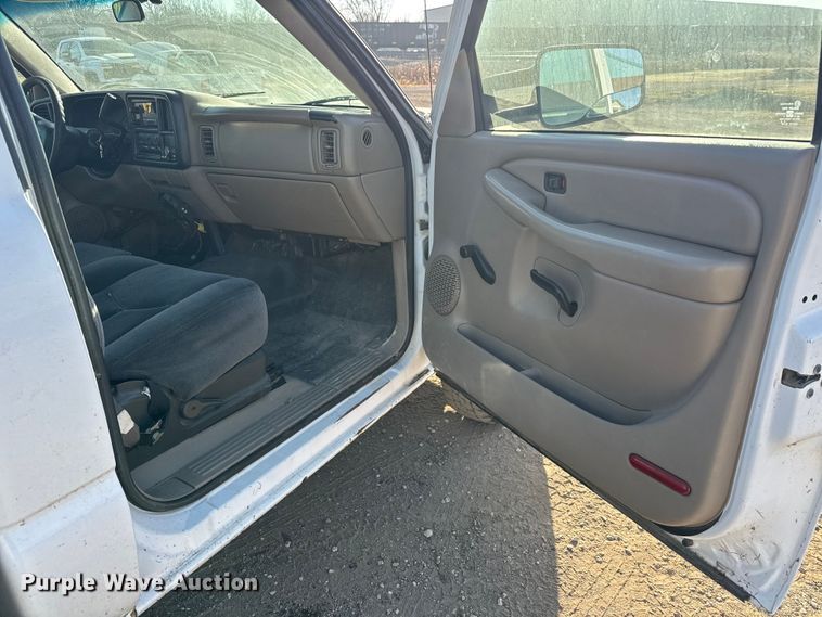 image for item ET4089 2002 Chevrolet Silverado 2500HD pickup truck