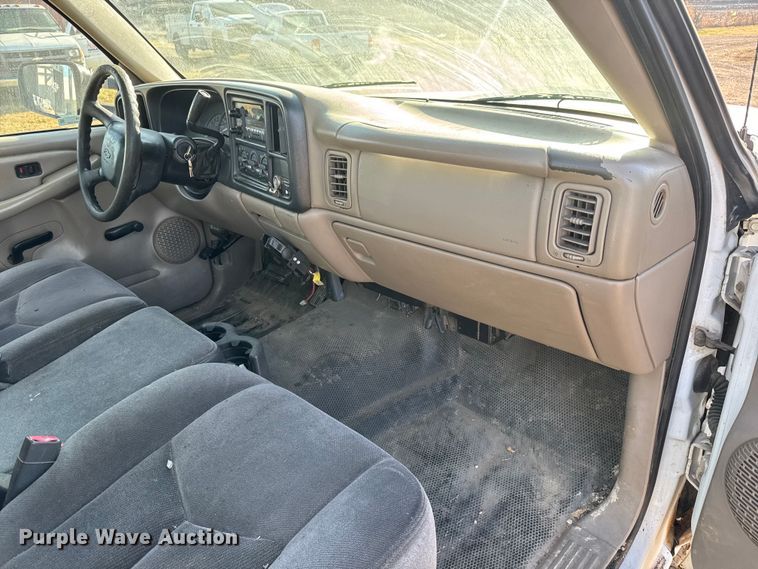 image for item ET4089 2002 Chevrolet Silverado 2500HD pickup truck