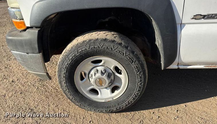 image for item ET4089 2002 Chevrolet Silverado 2500HD pickup truck