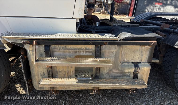 image for item ET4098 1993 Ford LTA9000 semi truck
