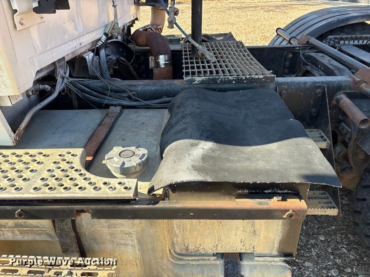 image for item ET4098 1993 Ford LTA9000 semi truck