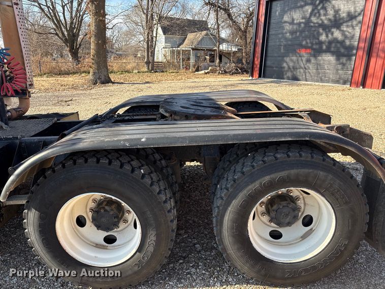 image for item ET4098 1993 Ford LTA9000 semi truck