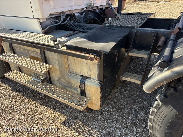 image for item ET4098 1993 Ford LTA9000 semi truck