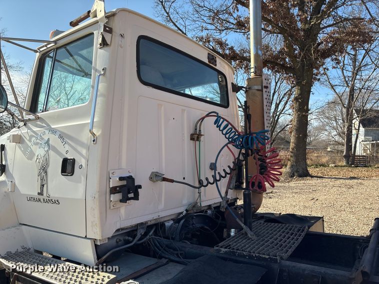 image for item ET4098 1993 Ford LTA9000 semi truck